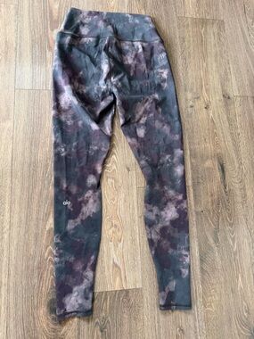 Alo Yoga High-Waist Airlift Leggings in a grey tie-dye color.
